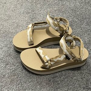 New & Unworn Teva Flatform Sandals
